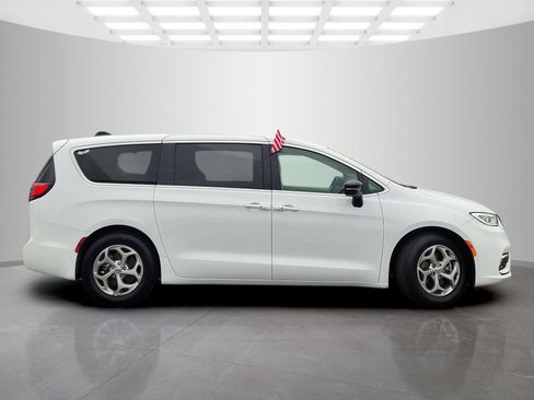 Used 2024 Chrysler Pacifica Limited image 3