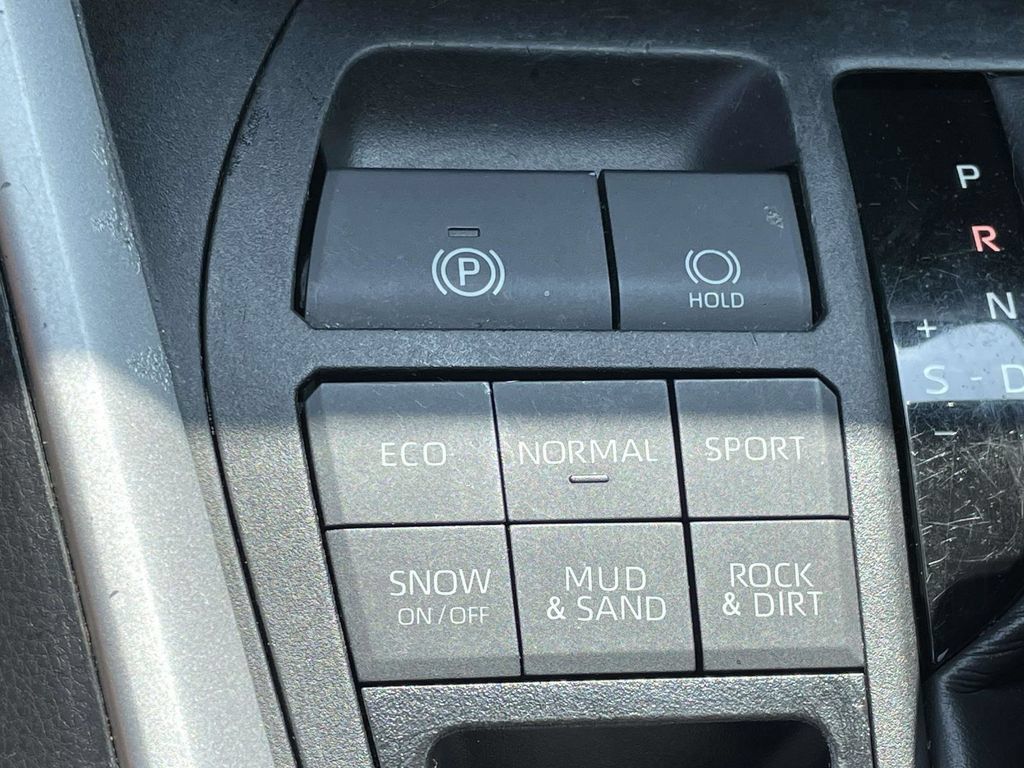 Used 2024 Toyota RAV4 XLE AWD/4WD image 32