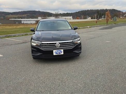 Used 2021 Volkswagen Jetta SE image 3