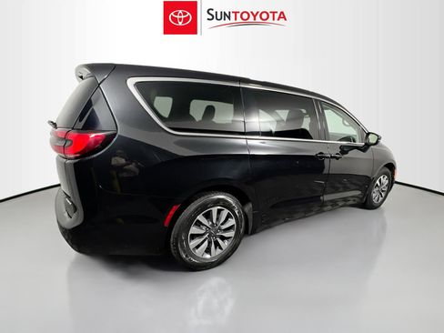 Used 2023 Chrysler Pacifica Touring-L image 4