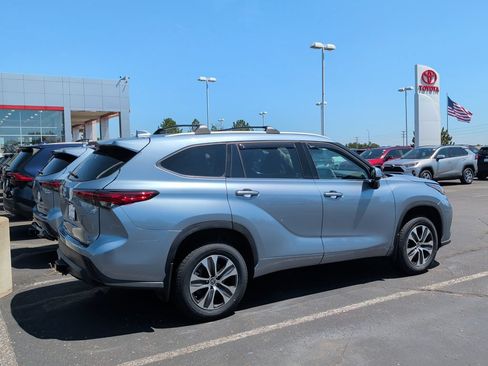 Used 2022 Toyota Highlander XLE AWD/4WD image 4