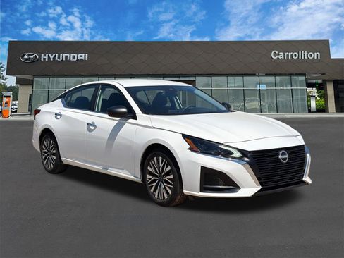 Used 2025 Nissan Altima 2.5 SV FWD image 3