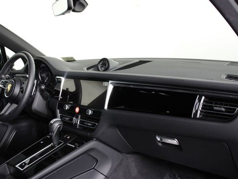 Used 2025 Porsche Macan image 24