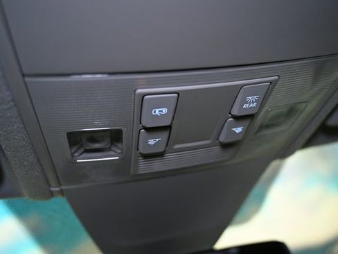 Used 2024 Volkswagen Tiguan SE image 43