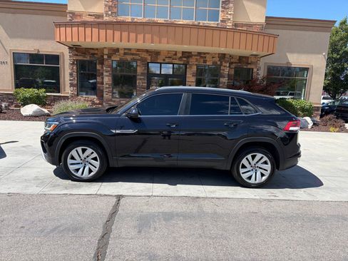 Used 2020 Volkswagen Atlas Cross Sport SE w/ Panoramic Sunroof Package AWD/4WD image 2