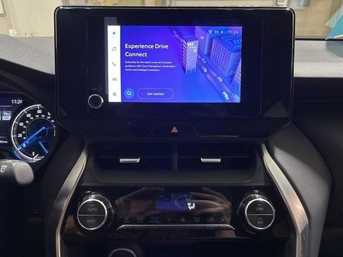 Used 2023 Toyota Venza LE image 10