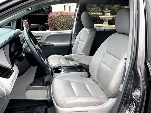 Used 2017 Toyota Sienna XLE image 7
