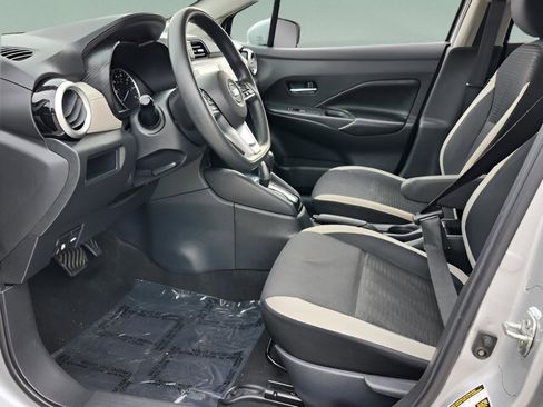 Used 2020 Nissan Versa SV image 9