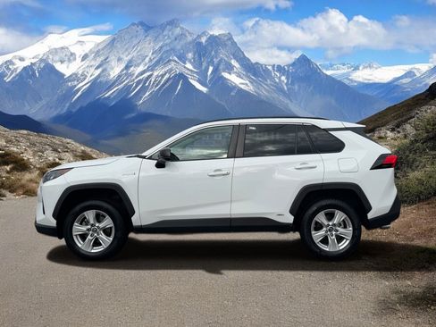 Used 2021 Toyota RAV4 LE AWD/4WD image 2