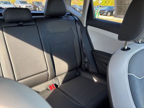 Used 2025 Volkswagen Taos SE image 37