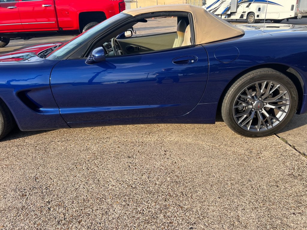 Used 2004 Chevrolet Corvette Convertible w/ Preferred Equipment Group RWD image 9