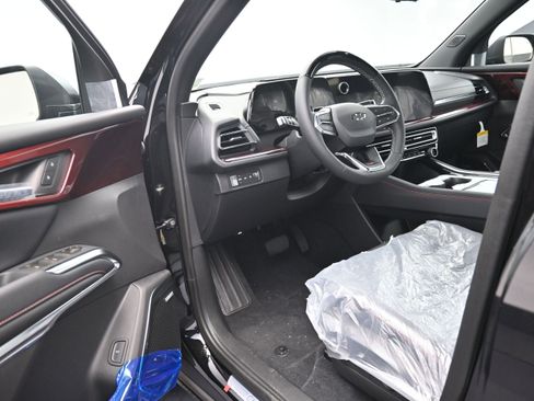 New 2026 Chevrolet Traverse Z71 w/ Enhanced Driving Package AWD/4WD image 9