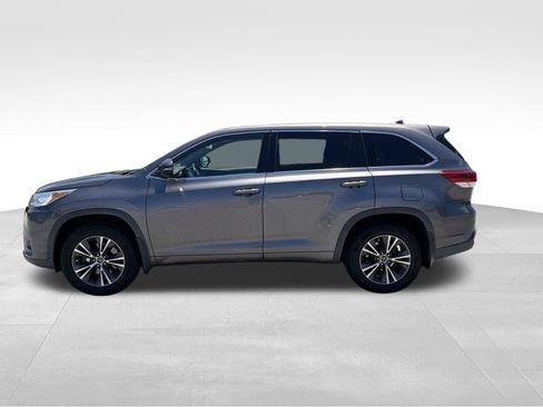 Used 2017 Toyota Highlander Plus AWD/4WD image 3