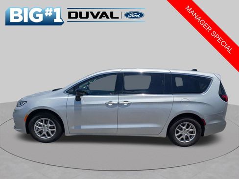 Used 2024 Chrysler Pacifica Touring-L FWD image 7