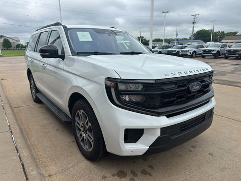 Used 2025 Ford Expedition Active AWD/4WD image 7