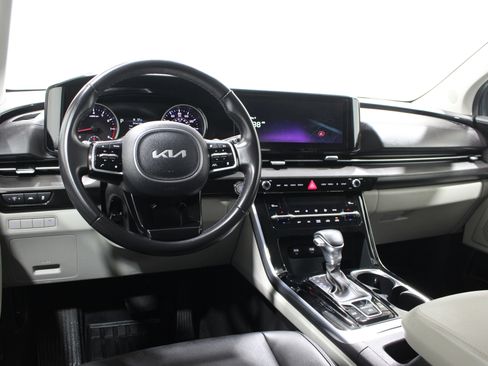 Used 2023 Kia Carnival EX FWD image 2
