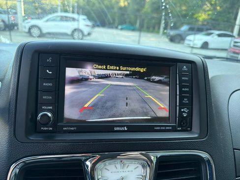 Used 2016 Chrysler Town & Country Touring FWD image 25