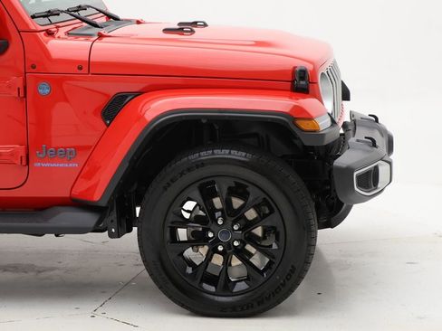 Used 2025 Jeep Wrangler Unlimited Sahara AWD/4WD image 4