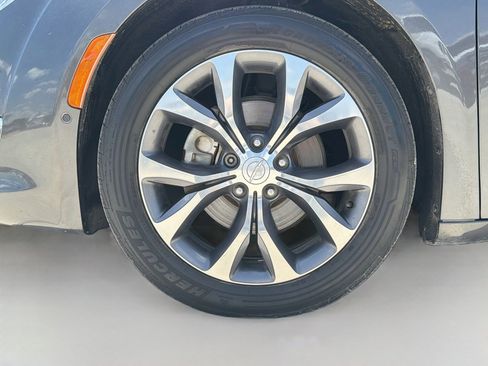 Used 2018 Chrysler Pacifica Limited w/ Tire & Wheel Group FWD image 39