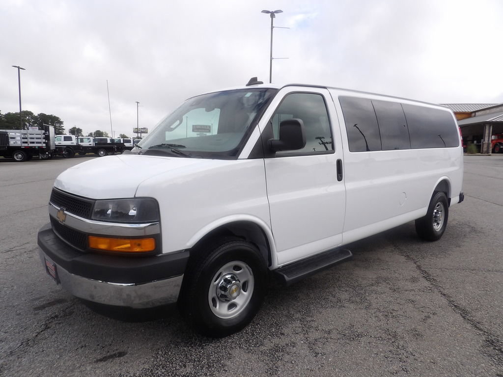 Used 2025 Chevrolet Express 3500 LT w/ LT Preferred Equipment Group RWD image 3