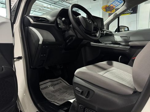 Used 2026 Toyota Sienna LE FWD image 13