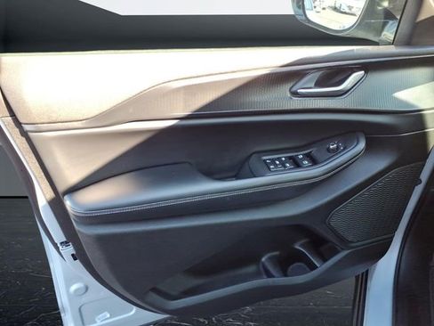 Used 2025 Jeep Grand Cherokee Altitude AWD/4WD image 21