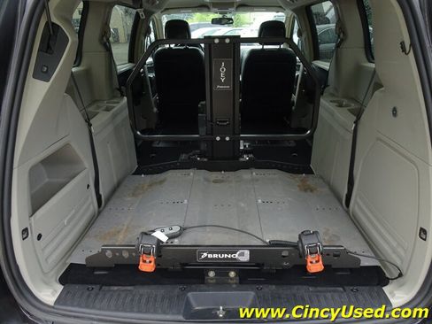 Used 2016 Chrysler Town & Country Touring FWD image 16
