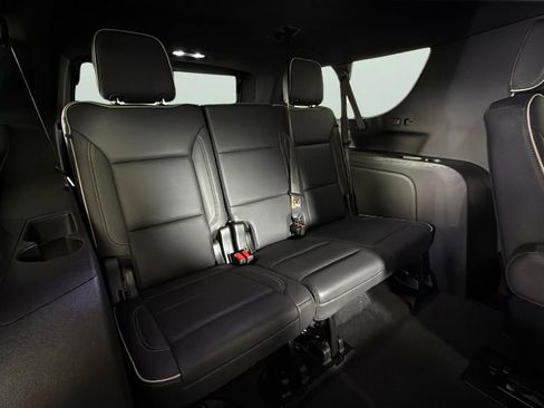 Used 2025 Chevrolet Suburban Premier image 31
