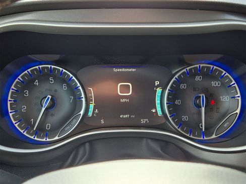 Used 2024 Chrysler Pacifica Touring-L image 20