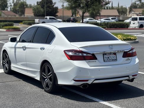 Used 2017 Honda Accord Touring image 5
