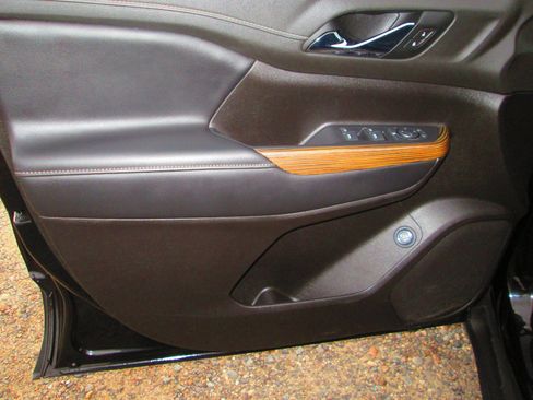 Used 2021 GMC Acadia SLE image 12