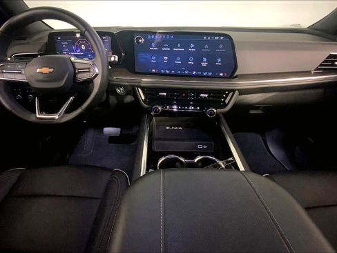 Used 2025 Chevrolet Suburban Premier image 15