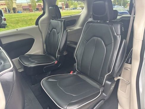 Used 2022 Chrysler Pacifica Limited AWD/4WD image 26