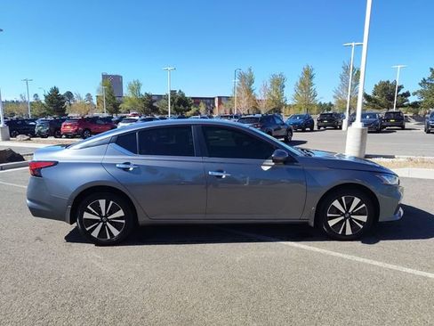 Used 2022 Nissan Altima 2.5 SV AWD/4WD image 2