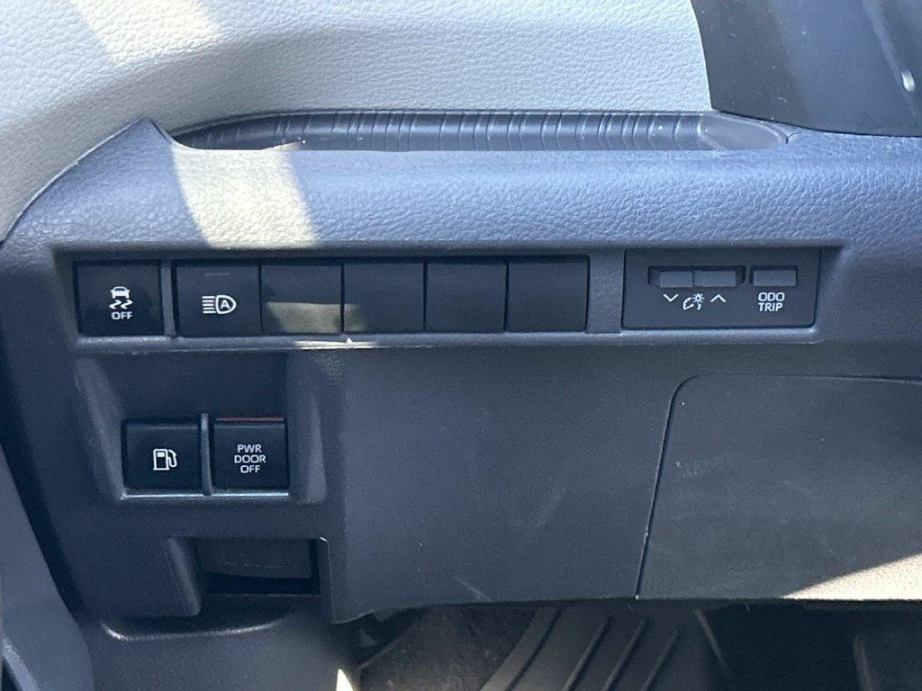 Used 2021 Toyota Sienna XLE FWD image 29