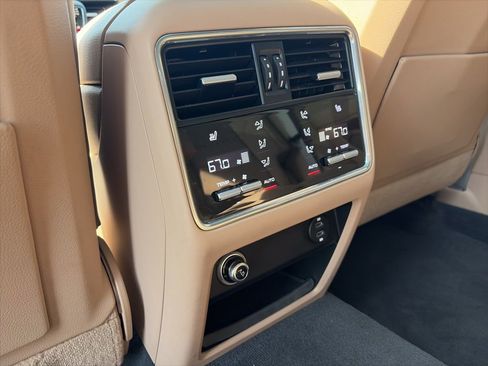 Used 2023 Porsche Cayenne Platinum Edition image 25