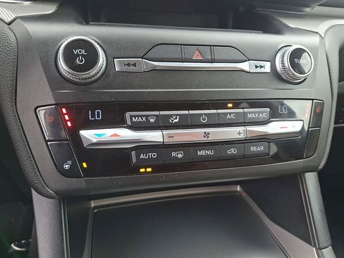 Used 2020 Ford Explorer XLT w/ Comfort Package image 18