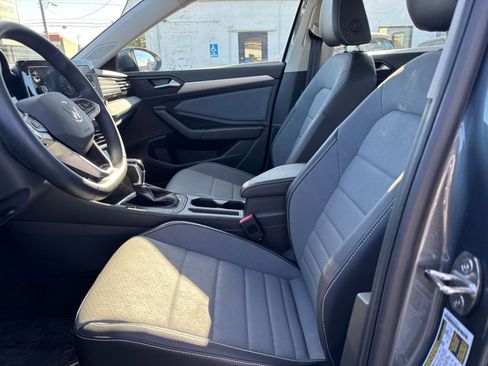 Used 2025 Volkswagen Jetta SE image 25