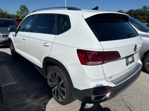 Used 2023 Volkswagen Taos SE w/ Panoramic Sunroof Package FWD image 3