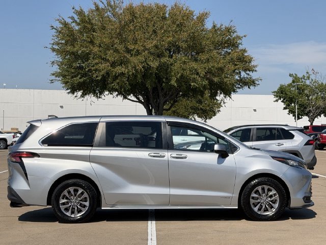 Used 2021 Toyota Sienna LE FWD image 3