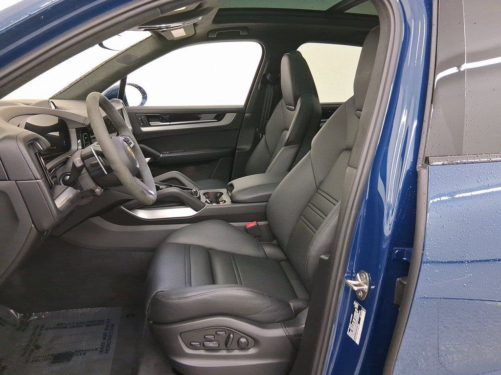 Certified 2025 Porsche Cayenne GTS AWD/4WD image 5