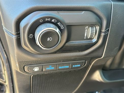 Used 2025 Jeep Wrangler Sahara image 17