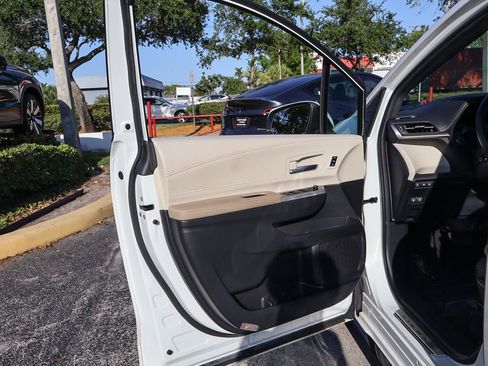 Used 2023 Toyota Sienna Limited FWD image 26