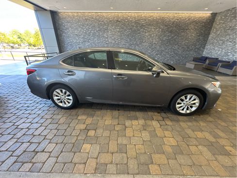 Used 2014 Lexus ES 300h w/ Luxury Package w/Bamboo Trim FWD image 7