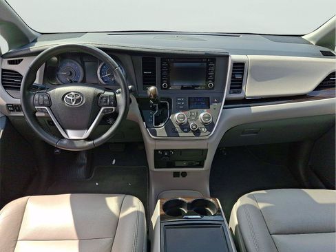 Used 2020 Toyota Sienna XLE Premium w/ Carpet Mat Package FWD image 10