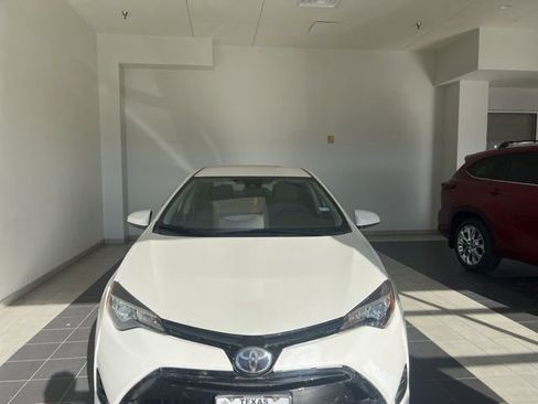 Used 2018 Toyota Corolla LE image 2