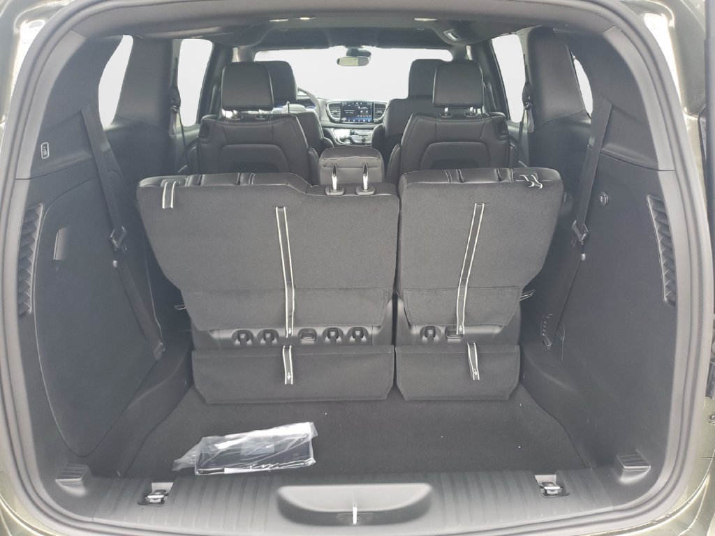New 2027 Chrysler Pacifica Select FWD image 9