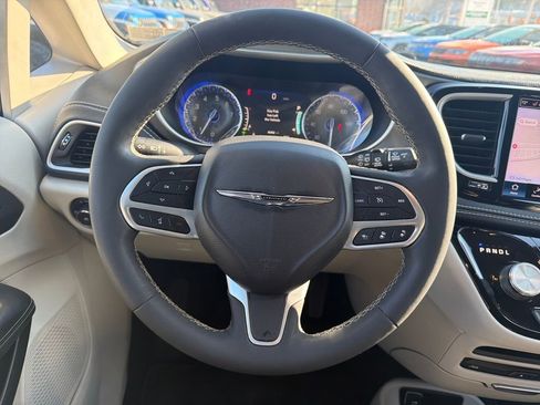 Used 2023 Chrysler Pacifica Touring-L w/ Uconnect Theater Family Group image 19