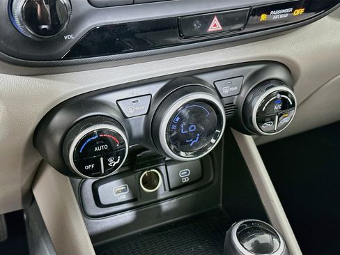 Used 2025 Hyundai Venue SEL FWD image 23