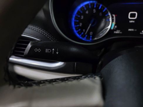 Used 2020 Chrysler Pacifica Limited image 27